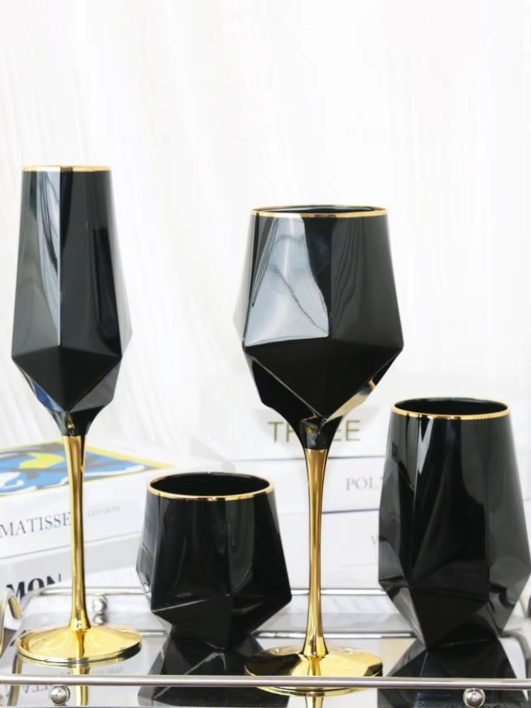純粋な黒のクリスタルのワイングラス,金色のエッジ,豪華なゴブ - Home Cinema Glasses のレビューと価格
