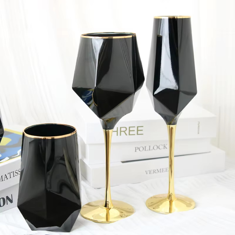 純粋な黒のクリスタルのワイングラス,金色のエッジ,豪華なゴブ - Home Cinema Glasses のレビューと価格